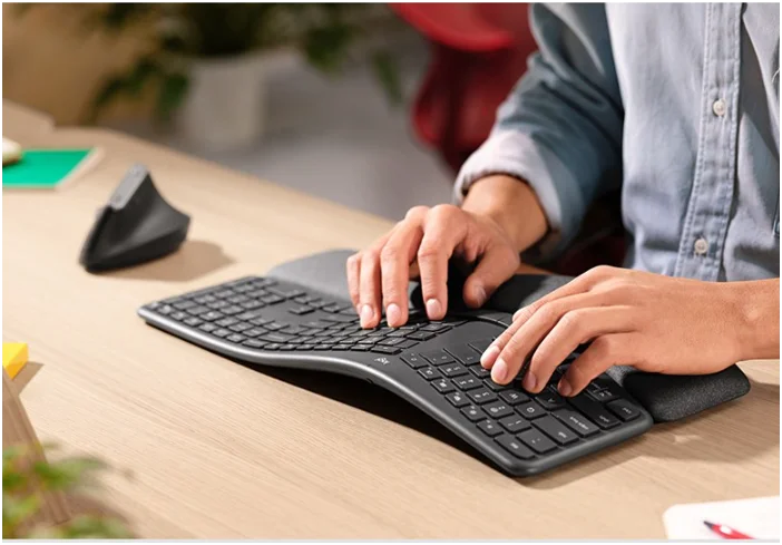 사무실 데스크에서 ERGO K860을 활용해 작업하는 모습