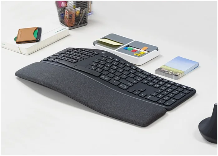 화이트 톤 데스크에 배치된 차콜 색상의 ERGO K860